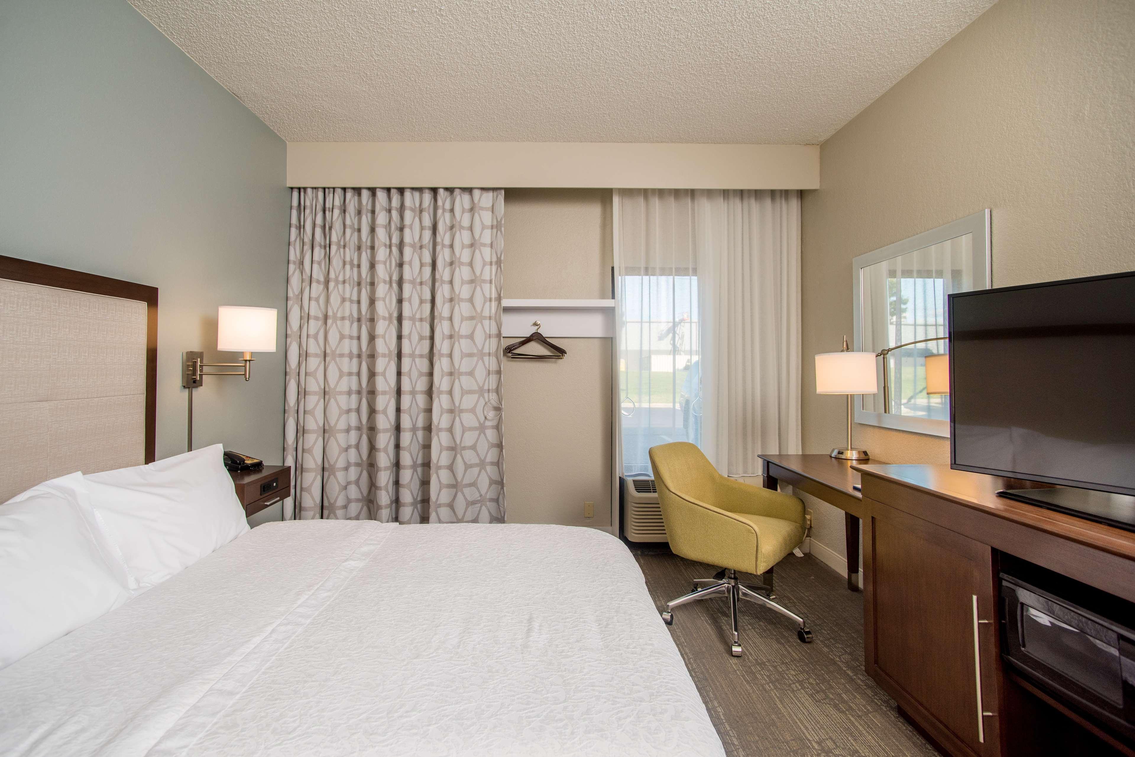 Hampton Inn Джоплин Экстерьер фото