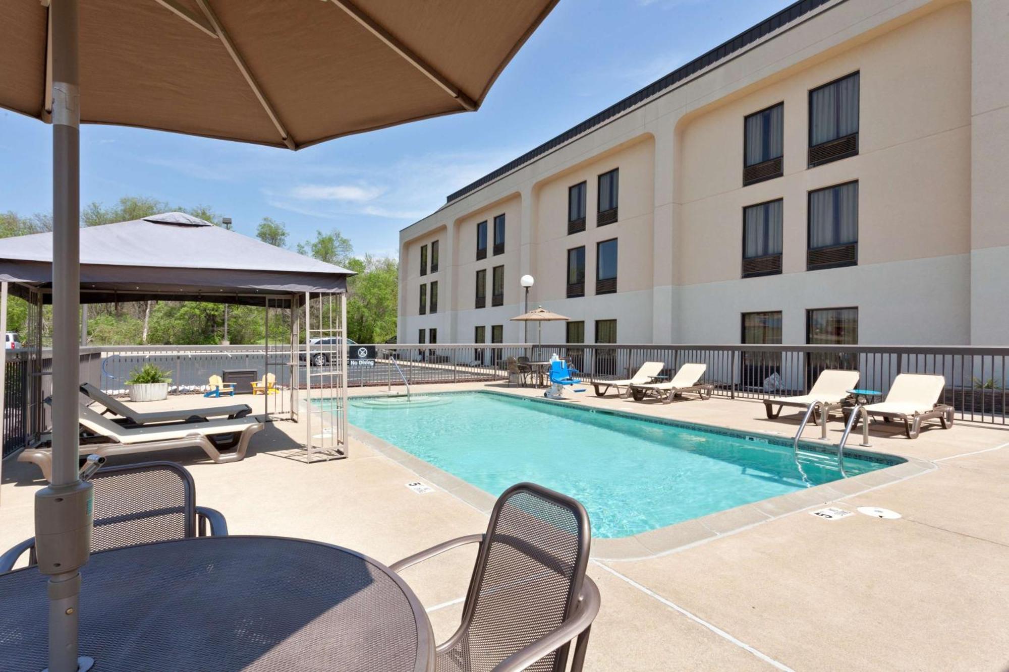 Hampton Inn Джоплин Экстерьер фото